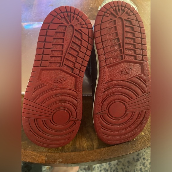 Jordan 1s toddler size 9c - Picture 2 of 5